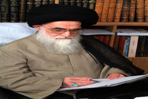 Ayatollah Ali Khamenei, der Oberste Führer des Iran, sitzt an einem Schreibtisch und schreibt mit einem Stift auf ein Blatt Papier. Im Hintergrund befindet sich ein Bücherregal mit vielen Büchern.