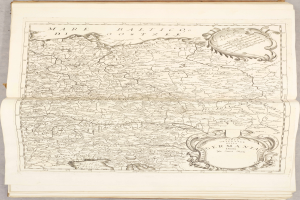 Ein altes Buch mit einer detaillierten Karte von Deutschland, die verschiedene Regionen zeigt und begleitenden Text mit zusätzlichen Informationen.