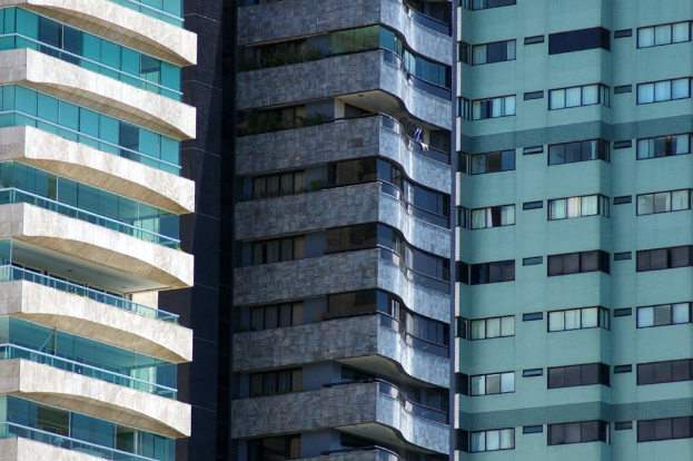 Mehrere Gebäude in verschiedenen Höhen und Designs sind in einer städtischen Umgebung zu sehen.