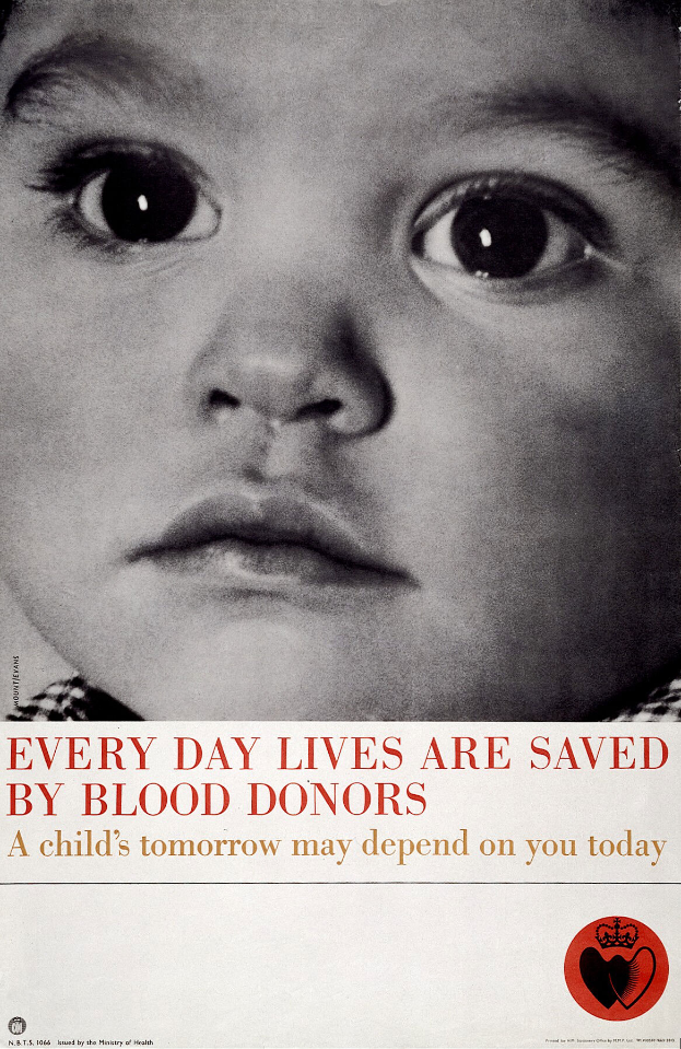 Ein Plakat mit dem Bild eines ernsten Kindergesichts und der schwarzen Schrift "Jeden Tag rettet das Leben von Blutspendern"