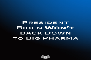 Ein blauer Hintergrund mit weißer Schrift, die "Präsident Biden gibt Big Pharma nicht nach" lautet, und einem Logo unten.