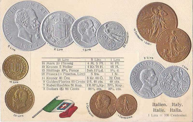 Eine Sammlung italienischer Münzen von 1877 bis 1910, darunter mehrere 20-Lire-Münzen, die auf Papier in einer Reihe angeordnet sind, mit italienischer und einer weiteren Flagge darunter.