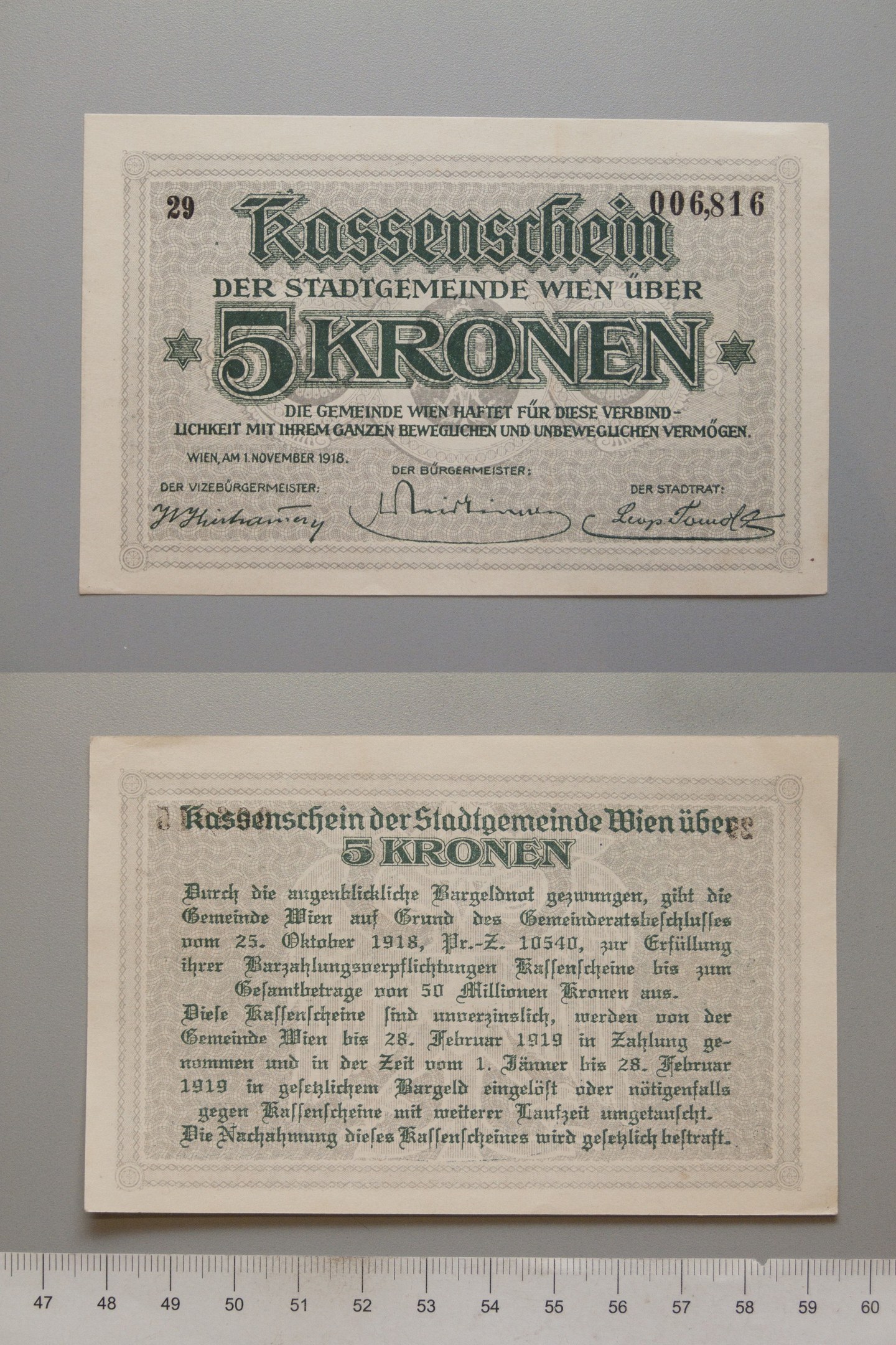 Alte deutsche 5-Kronen-Banknote mit Lineal daneben, mit gedrucktem Text auf altem Papier.