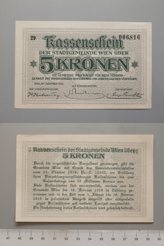Alte deutsche 5-Kronen-Banknote mit Lineal daneben, mit gedrucktem Text auf altem Papier.