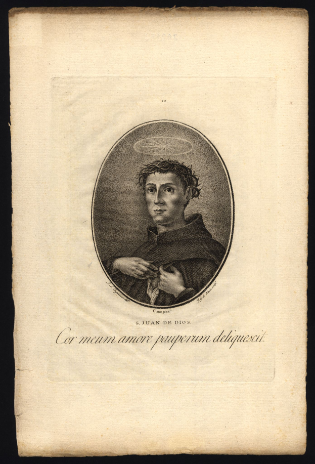 Ein altes Buch mit einer Schwarz-Weiß-Zeichnung eines Mannes mit ernstem Gesichtsausdruck, dunklem Haar, hellbrauner Haut und einem weißen Gewand mit blauer Schärpe und weißem Kragen, umgeben von kursivem Text in einem weißen Rahmen.