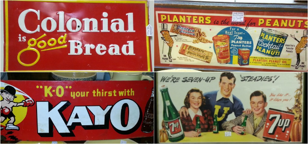 Ein Mann steht an einem Podium mit einer Wasserflasche und einem Mikrofon, mit einer textgefüllten Tafel im Hintergrund.