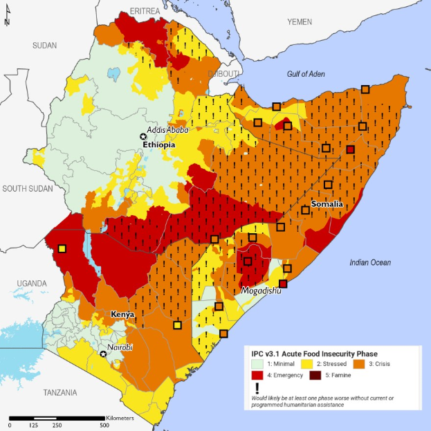 Karte von Afrika mit Farben, die verschiedene Grade der Ernährungsunsicherheit pro Land anzeigen, begleitet von erklärendem Text.