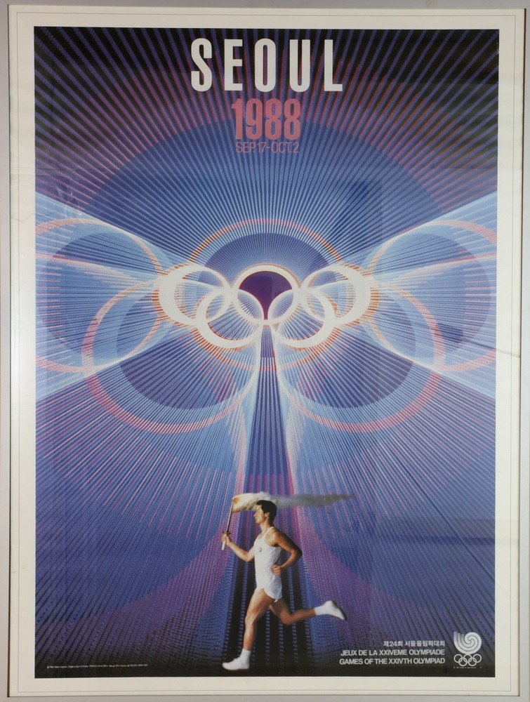Plakat für die Olympischen Spiele 1988 in Seoul, Südkorea, das einen Läufer mit Olympischen Ringen im Hintergrund und "Olympische Spiele" oben zeigt.
