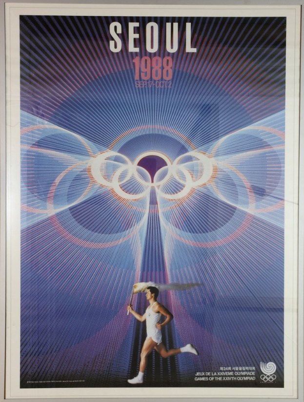 Plakat für die Olympischen Spiele 1988 in Seoul, Südkorea, das einen Läufer mit Olympischen Ringen im Hintergrund und "Olympische Spiele" oben zeigt.