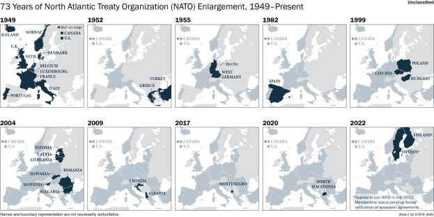 Eine Karte, die die 73-jährige Erweiterung der Nordatlantischen Vertragsorganisation (NATO) von 1949 bis heute zeigt, wobei die Regionen farblich nach Jahren unterteilt sind und zusätzliche Informationen im Text oben bereitgestellt werden.