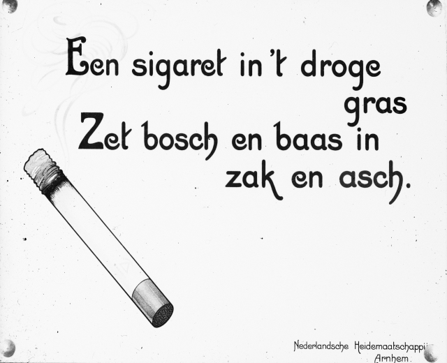 Eine Zigarette mit niederländischem Text "Een sigaret in t droge zet bosch en baas in zak en asch" und ein Wasserzeichen im rechten unteren Eck.