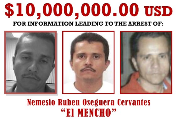 Drei Männer vor einem weißen Hintergrund mit Text, der einen $10,000,000 USD Belohnung für Informationen anbietet, die zur Festnahme von Nemesio Ruben Oseguera Cervantes, auch bekannt als El Mencho, führen.