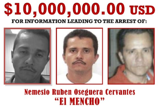 Drei Männer vor einem weißen Hintergrund mit Text, der einen $10,000,000 USD Belohnung für Informationen anbietet, die zur Festnahme von Nemesio Ruben Oseguera Cervantes, auch bekannt als El Mencho, führen.