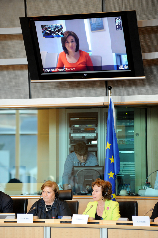 Oberbild: Ein Fernsehsender mit einem Nachrichtensprecher und einem Untertext am unteren Rand. Unterbild: Eine Gruppe von Menschen, die auf Stühlen sitzen, wobei eine Person im Hintergrund steht.