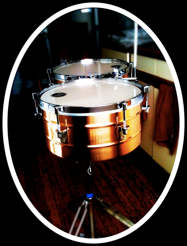 Musikinstrumente auf einem h├Âlzernen Boden angeordnet.