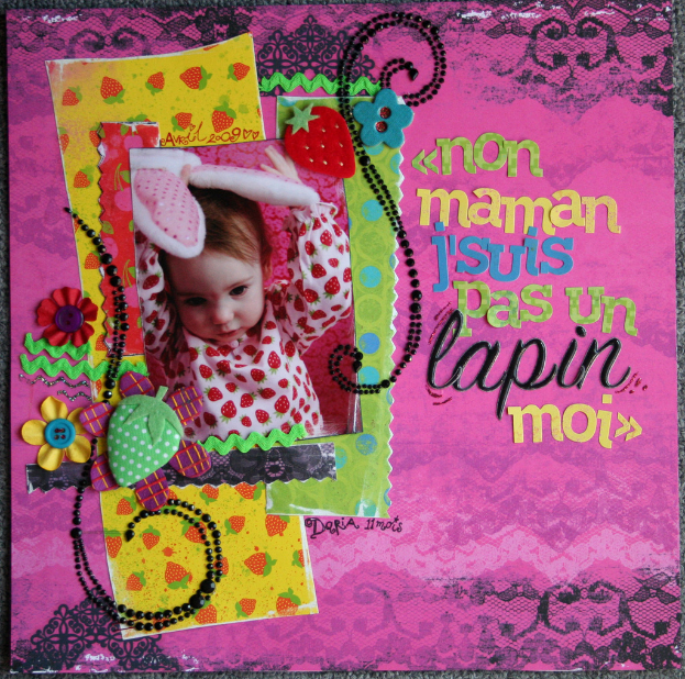 Eine pinkfarbene Grußkarte mit grünem, gelbem, blauem und schwarzem Text, die ein Baby-Foto zeigt.