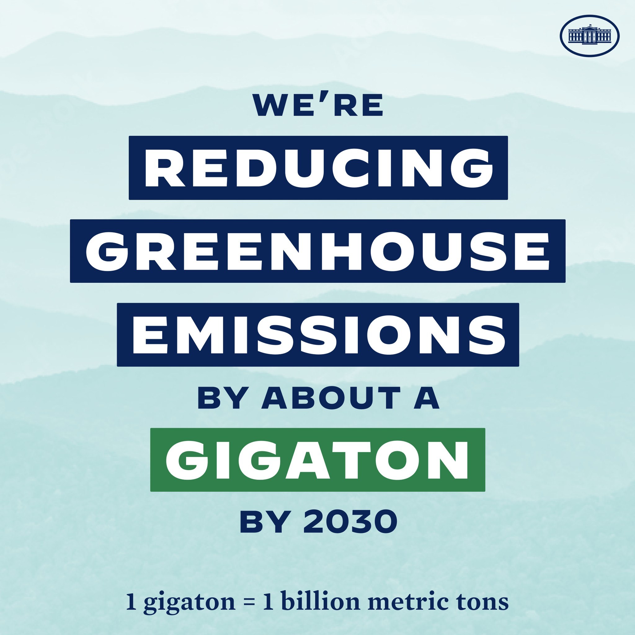 Plakat mit der Aufschrift "Wir reduzieren die Treibhausgasemissionen um etwa eine Gigatonne bis 2030" mit einem Logo, das für eine signifikante Reduzierung der Treibhausgase bis 2030 wirbt.