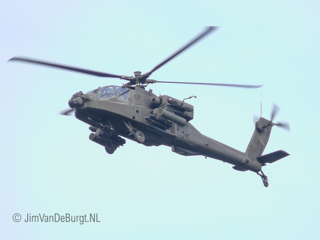 Militärisches Chinook-Hubschraubermodell im Flug mit ausgefahrenem Fahrwerk und rotierenden Rotorblättern.