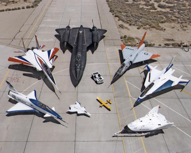 Jetflüge in der Mitte mit einer Landebahn unten und Büschen im Hintergrund.