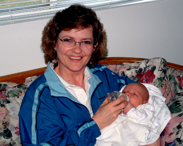Ein Fluss mit Schiffen, eine Brücke, Gebäude, Baukräne und der Himmel im Hintergrund.