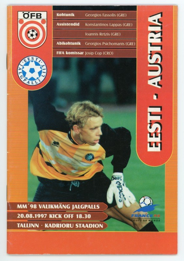 Fußballkarte aus der FIFA-Weltmeisterschaft 1998 mit einem Spieler in einem Trikot mit entschlossener Miene, vor einem hellblauen Himmel mit weißen Wolken.