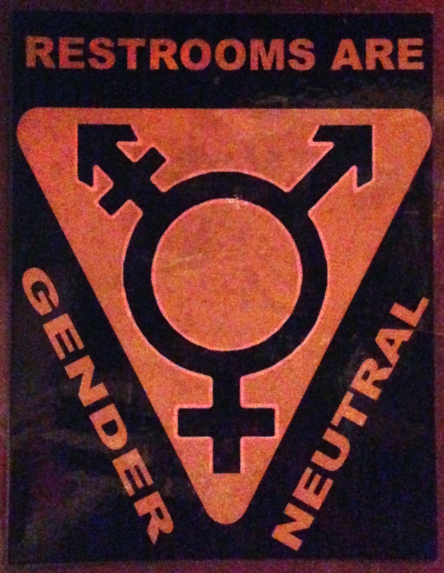 Plakat mit der Aufschrift 'Geschlechterneutrale Toiletten' betont die Geschlechterinklusivität in Toiletten.