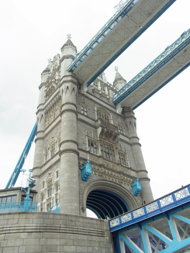 Eine Turmbrücke mit zwei großen Türmen und einer Klappbrücke in der Mitte.