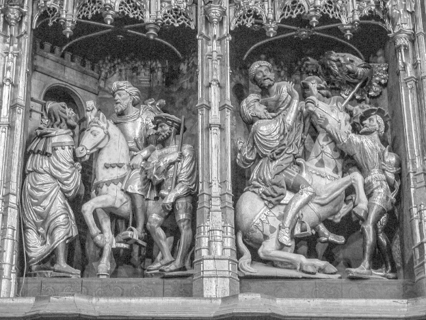 Skulpturen werden in einer Außenanlage gezeigt.