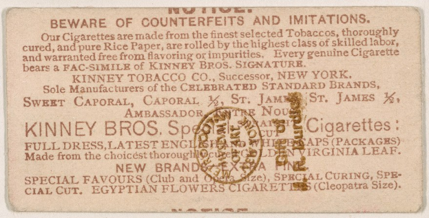 Papier mit schwarzem Text auf einem weißen Hintergrund und einem kreisförmigen Stempel, der "Vorsicht vor Fälschungen und Imitationen - Kinney Bros. Zigaretten" in schwarzem Umriss mit einer weißen Mitte liest.