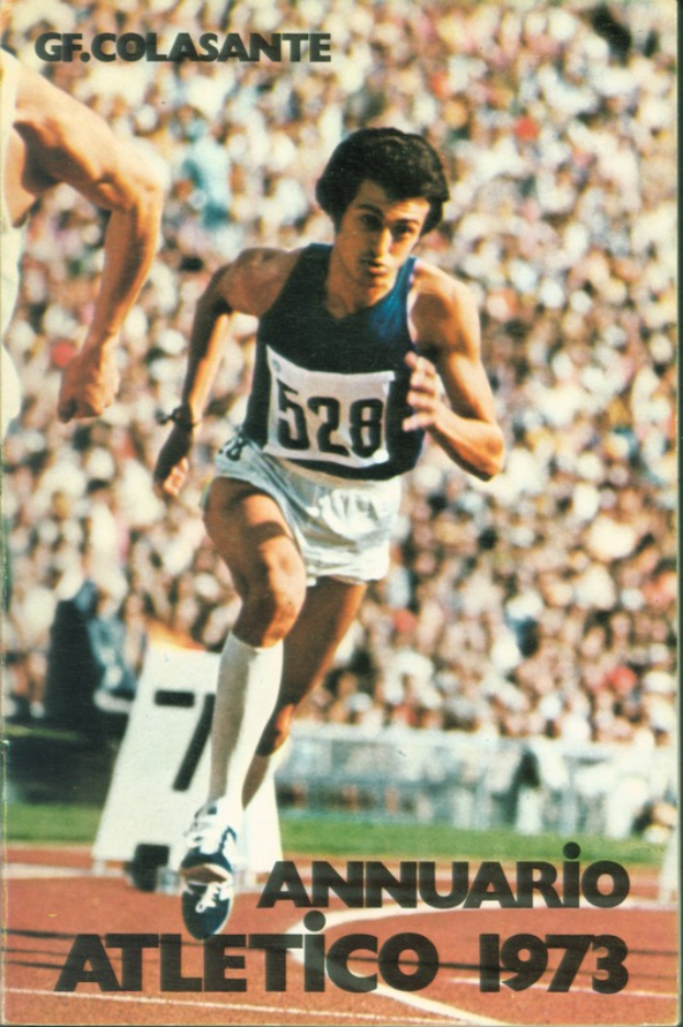 Ein Mann in Laufkleidung wird in der Mitte einer Laufbahn mit einer Zuschauermenge im Hintergrund und einem Text unten abgebildet, der 'Atletico 1973 - G.F. Colasante' lautet.