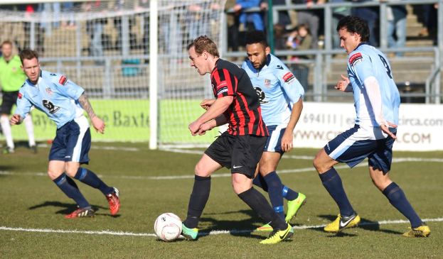 Eine Gruppe von Menschen beim FÃ¼Ãballspielen.