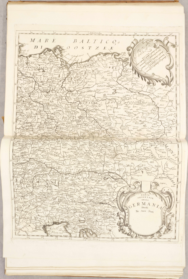 Ein altes Buch mit einer detaillierten Karte von Deutschland, die verschiedene Regionen zeigt und begleitenden Text mit zusätzlichen Informationen.