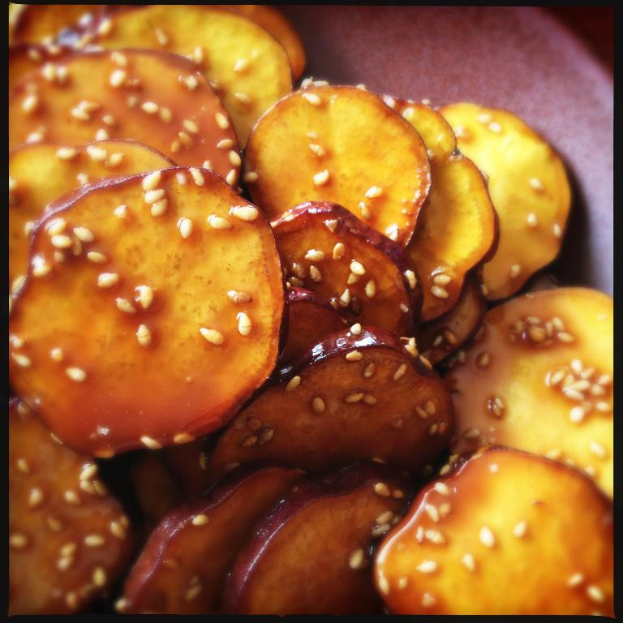 Eine Vielfalt von Lebensmitteln, die zusammen angezeigt werden.