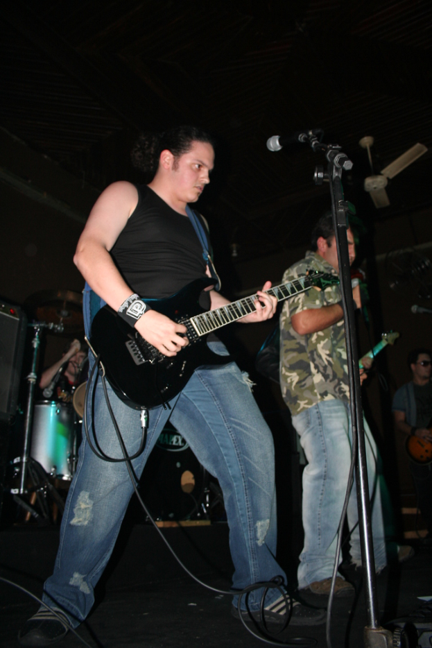 Eine Gruppe von Musikern, die auf der Bühne mit verschiedenen Instrumenten spielen.