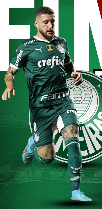 Ein Mann in einem grünen Fussballtrikot läuft mit einem Fussball, trägt ein grünes T-Shirt, Shorts, Socken und Schuhe, mit sichtbaren Tattoos, vor einem Hintergrund mit einem Logo und Text.