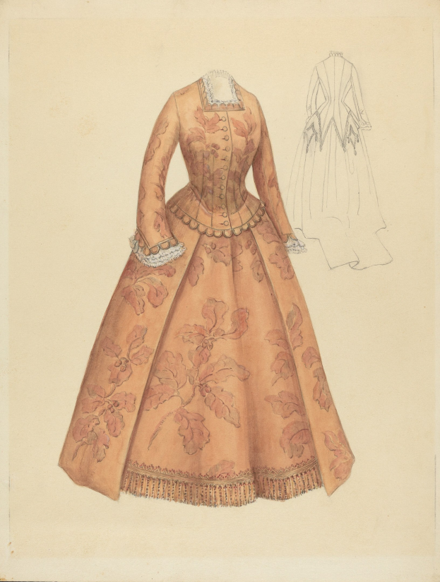 Ein detailliertes Kostümdesign aus dem 18. Jahrhundert mit einer bodenlangen Robe, hohem Halsausschnitt, floral gemustertem Oberteil in Rosa, Lila und Blau sowie einer Spitzenbesetzten Röcke.