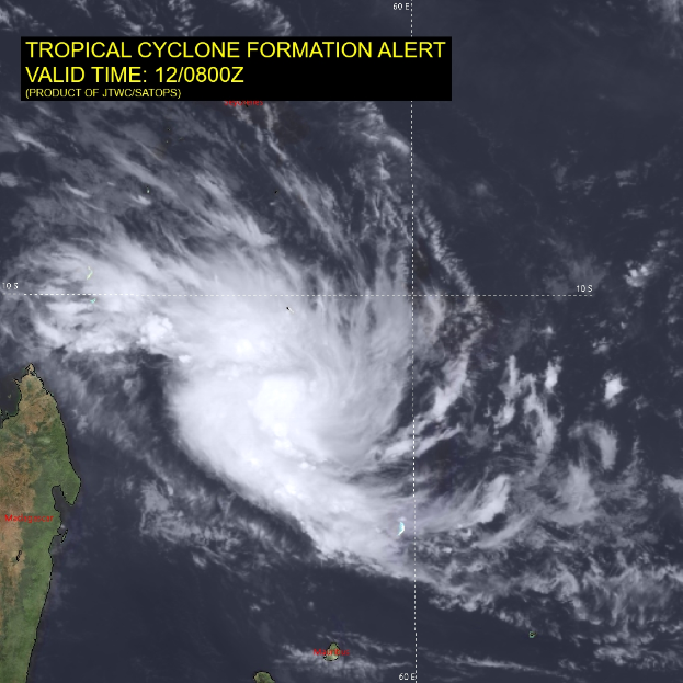 Satellitenansicht einer tropischen Zyklonwarnung mit einer Karte links und Text, der "Tropische Zyklonwarnung" liest.