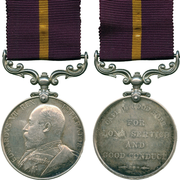 Silberne Medaille mit lila und gelbem Band, mit linksseitigem Porträt und rechtsseitigem Text "Langjähriger treuer Dienst".