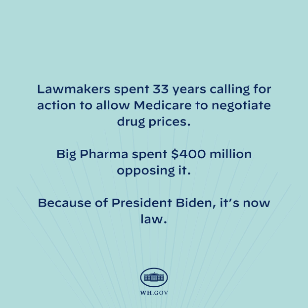 Blauer Hintergrund mit fetter weißer Schrift, die "Lawmakers Spent 33 Years Calling for Action to Allow Medicare to Negotiate Drug Prices" und ein Logo unten zeigt.