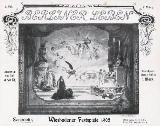 Schwarz-weiß-Foto einer Bühne von den 1902er Wiesbadener Festspielen mit Darstellern in traditioneller deutscher Tracht, bunten Bühnendekorationen und einem applaudierenden Publikum im Hintergrund.