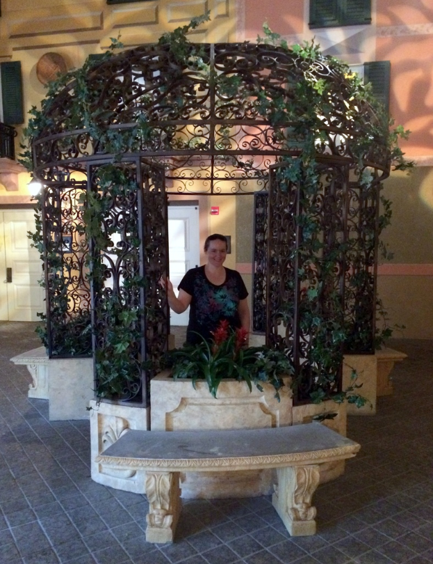 Leute in Kostümen tanzen zusammen.