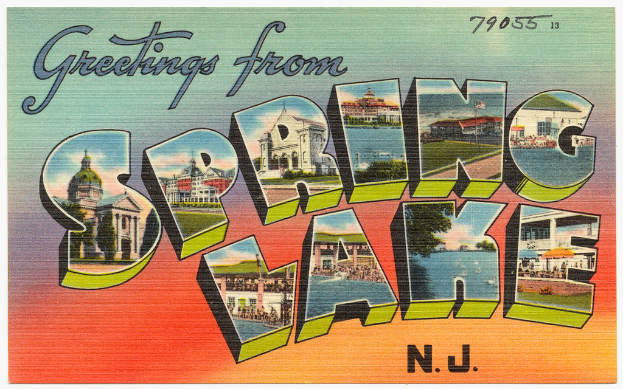 Ein Bild mit Text, Gebäuden, Wasser, Dächern, Masten, Zelte, Gras, Boden und Bäumen.