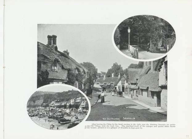 Schwarzes und weißes Foto eines Dorfes mit Reetdächern, Straßenlaternen, Straßenlaternen, Fußgängern auf der Straße, Bäumen und einem klaren Himmel, mit Text unten.