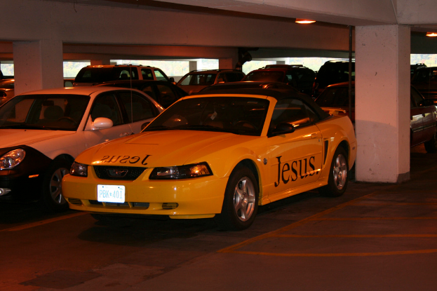 Ein Parkplatz voller Autos in Reihen.