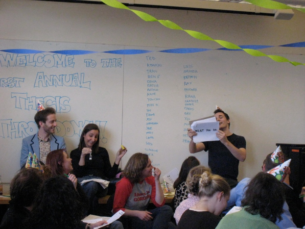 Ein volles Stadion mit vielen sitzenden und stehenden Menschen, eine Bühne mit zwei Rednern an einem Podium und zahlreiche Banner und Lichter.