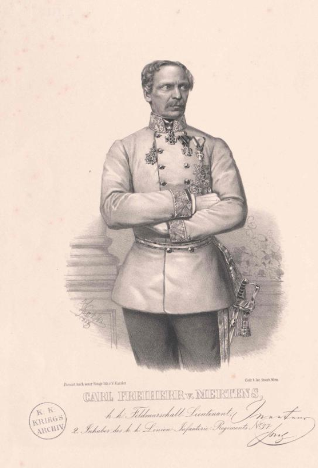 Porträt von Carl Freiherr von Mertens, einem deutschen Militärangehörigen, der mit verschränkten Armen steht, eine militärische Uniform mit einer Schirmmütze und einem Gürtel mit einer Schnalle trägt, strenge Gesichtsmerkmale, direkt in die Kamera schaut, mit zurückgekämmtem Haar und einem starken Kinn.
