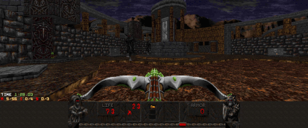 Ein Dungeon in *Dungeon Master II* mit einem Drachen in der Mitte, umgeben von Wänden, Säulen und Gegenständen, mit Spielerdaten unten.