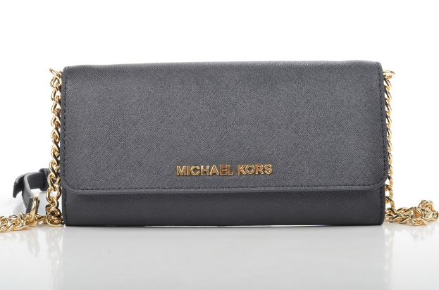 Eine Michael-Kors-Handtasche wird gezeigt.