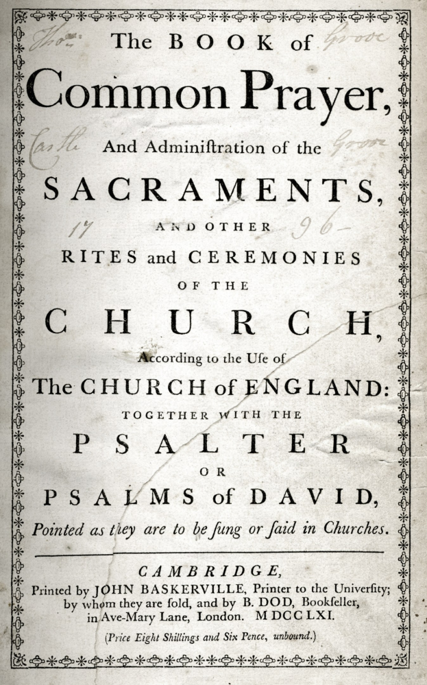 Ein aufgeschlagenes Buch mit dem Titel "The Book of Common Prayer and Administration of the Sacraments, Rites and Ceremonies of the Church of England", das eine Seite mit schwarzer Tinte zeigt.
