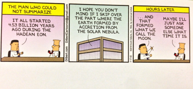 Drei Bilder: zwei Personen in Hemden und Krawatten auf Stühlen sitzend mit Text auf den Bildern und ein Gebäude in der Mitte.